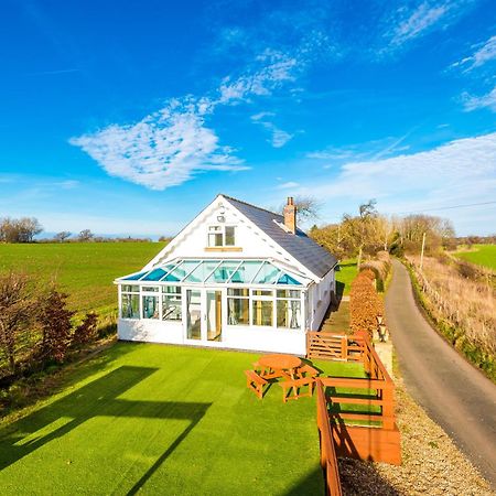 "Woodlands" By Greenstay Serviced Accommodation - Luxury 3 Bed Cottage In North Wales With Stunning Countryside Views & Parking - Close To Glan Clwyd Hospital - The Perfect Choice For Contractors, Business Travellers, Families And Groups Bodelwyddan エクステリア 写真