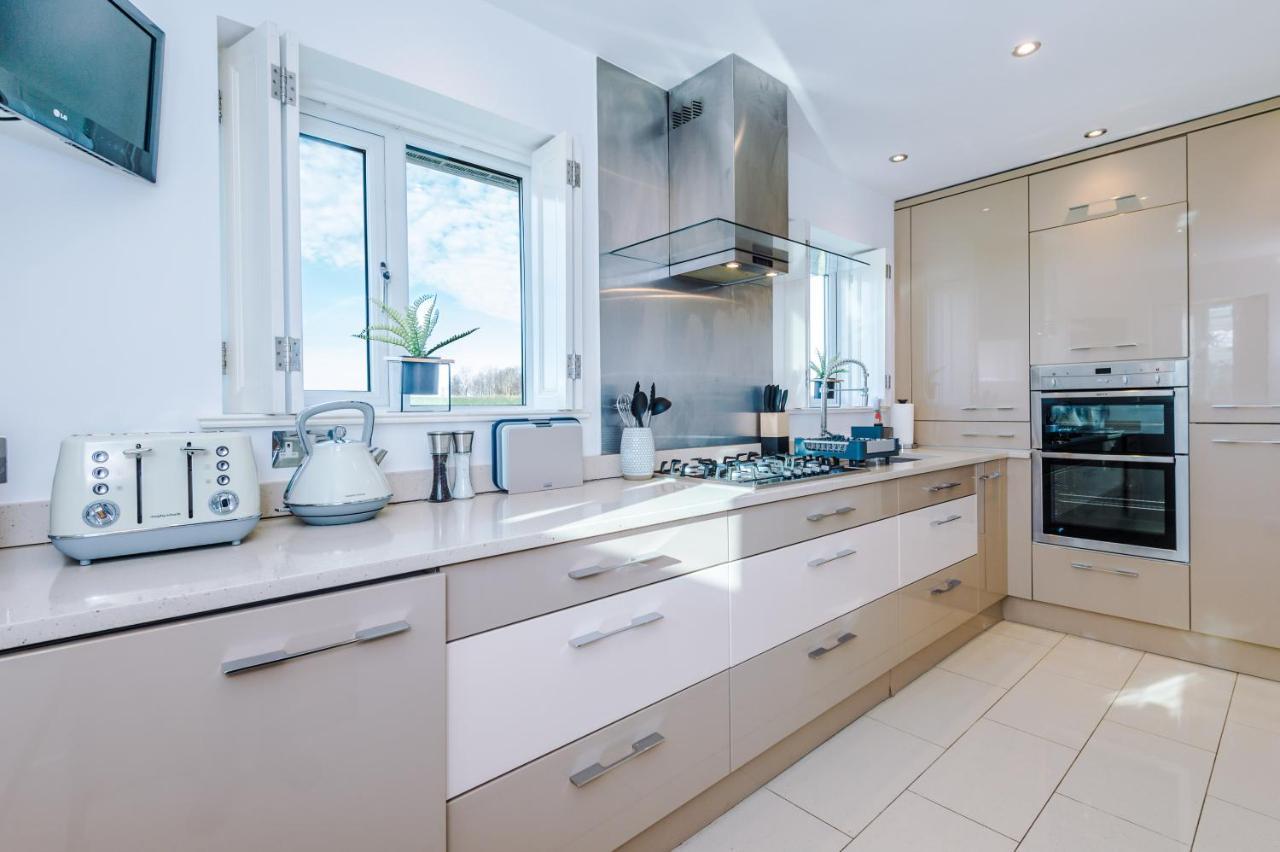 "Woodlands" By Greenstay Serviced Accommodation - Luxury 3 Bed Cottage In North Wales With Stunning Countryside Views & Parking - Close To Glan Clwyd Hospital - The Perfect Choice For Contractors, Business Travellers, Families And Groups Bodelwyddan エクステリア 写真