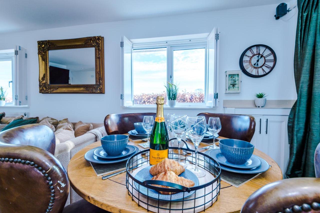 "Woodlands" By Greenstay Serviced Accommodation - Luxury 3 Bed Cottage In North Wales With Stunning Countryside Views & Parking - Close To Glan Clwyd Hospital - The Perfect Choice For Contractors, Business Travellers, Families And Groups Bodelwyddan エクステリア 写真