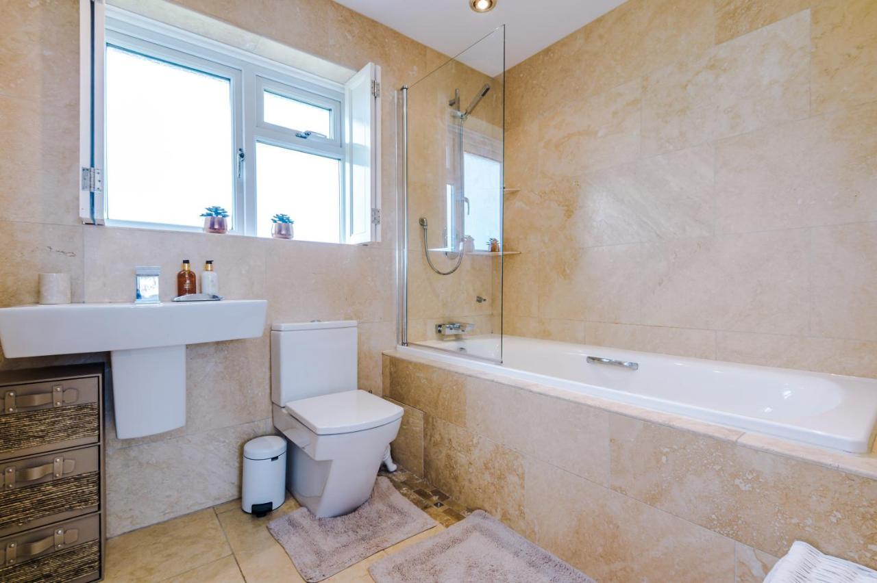 "Woodlands" By Greenstay Serviced Accommodation - Luxury 3 Bed Cottage In North Wales With Stunning Countryside Views & Parking - Close To Glan Clwyd Hospital - The Perfect Choice For Contractors, Business Travellers, Families And Groups Bodelwyddan エクステリア 写真