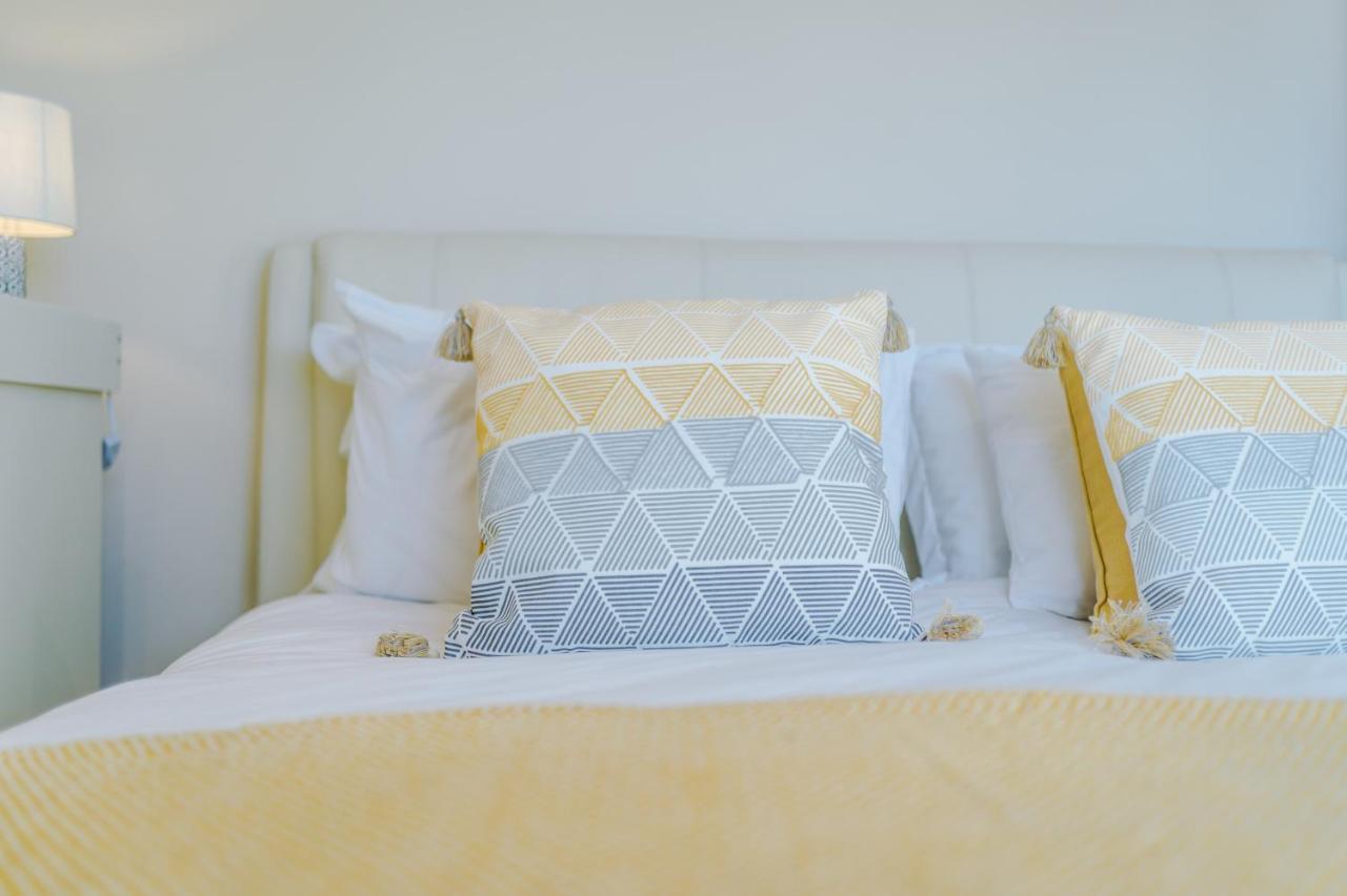 "Woodlands" By Greenstay Serviced Accommodation - Luxury 3 Bed Cottage In North Wales With Stunning Countryside Views & Parking - Close To Glan Clwyd Hospital - The Perfect Choice For Contractors, Business Travellers, Families And Groups Bodelwyddan エクステリア 写真