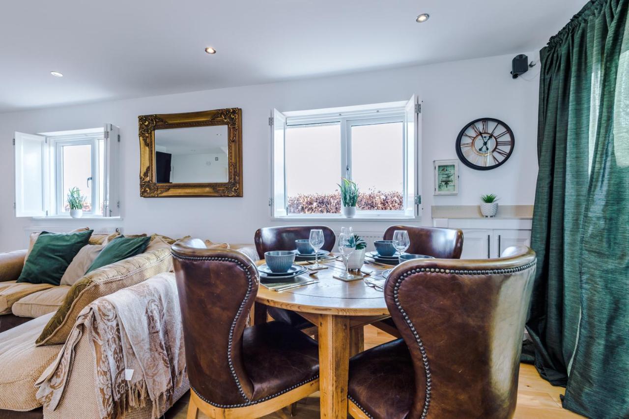 "Woodlands" By Greenstay Serviced Accommodation - Luxury 3 Bed Cottage In North Wales With Stunning Countryside Views & Parking - Close To Glan Clwyd Hospital - The Perfect Choice For Contractors, Business Travellers, Families And Groups Bodelwyddan エクステリア 写真