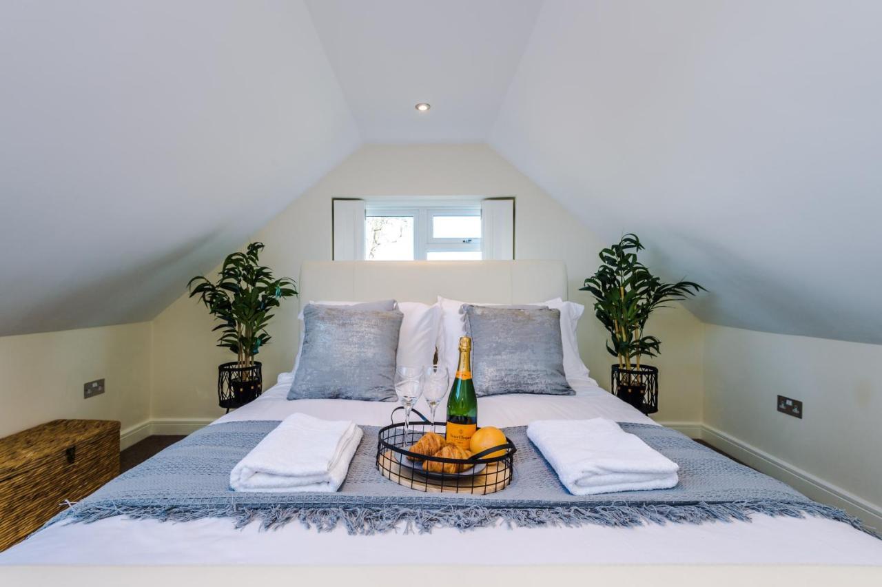 "Woodlands" By Greenstay Serviced Accommodation - Luxury 3 Bed Cottage In North Wales With Stunning Countryside Views & Parking - Close To Glan Clwyd Hospital - The Perfect Choice For Contractors, Business Travellers, Families And Groups Bodelwyddan エクステリア 写真