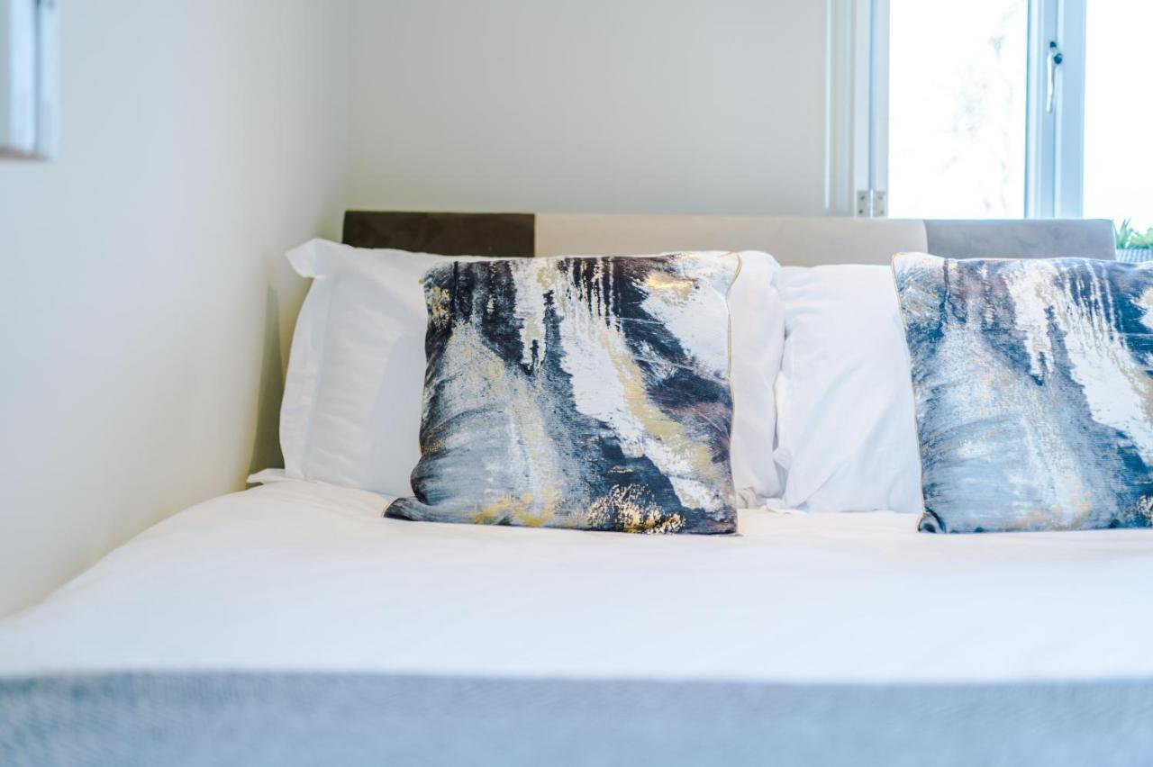 "Woodlands" By Greenstay Serviced Accommodation - Luxury 3 Bed Cottage In North Wales With Stunning Countryside Views & Parking - Close To Glan Clwyd Hospital - The Perfect Choice For Contractors, Business Travellers, Families And Groups Bodelwyddan エクステリア 写真