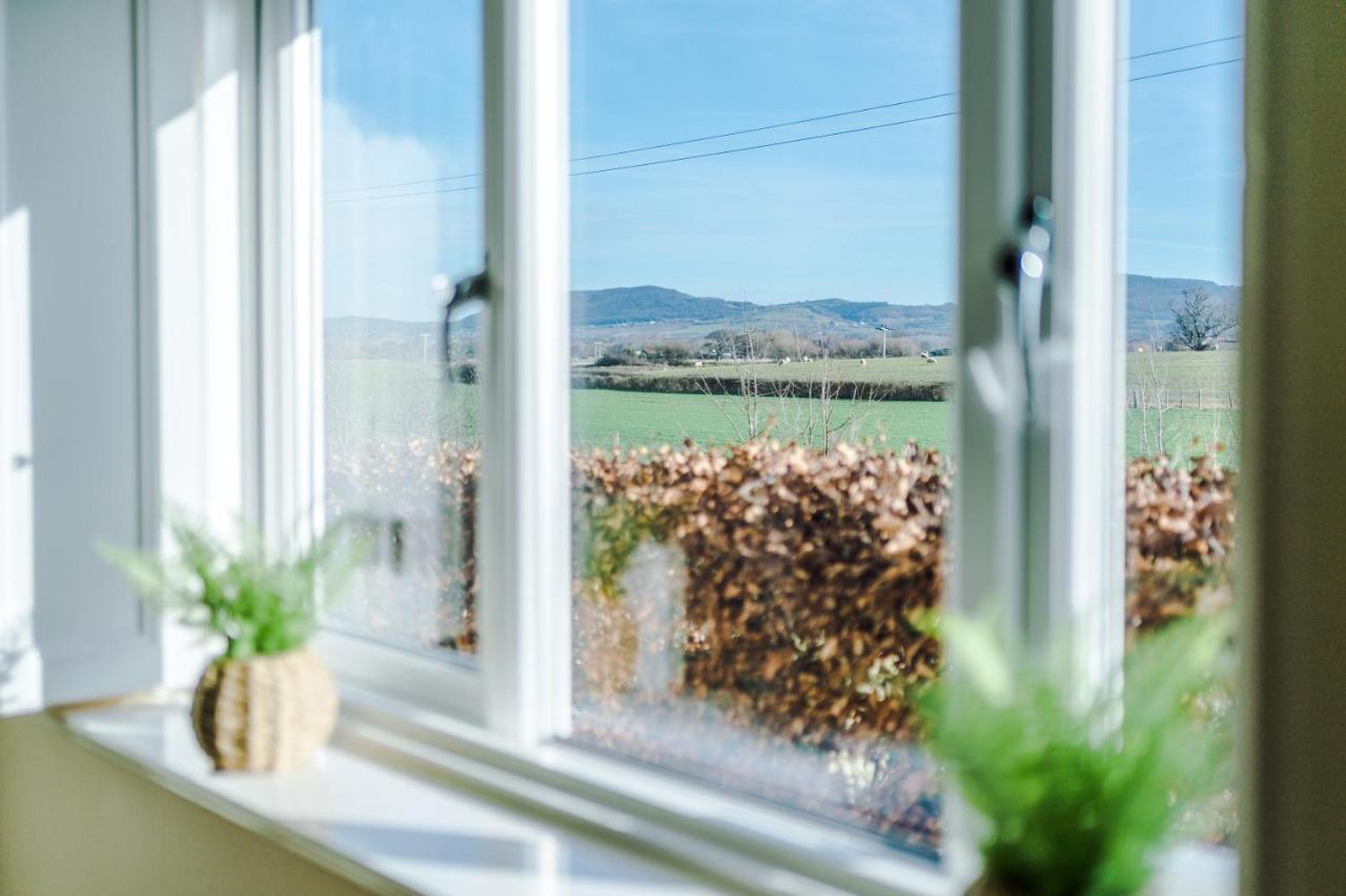 "Woodlands" By Greenstay Serviced Accommodation - Luxury 3 Bed Cottage In North Wales With Stunning Countryside Views & Parking - Close To Glan Clwyd Hospital - The Perfect Choice For Contractors, Business Travellers, Families And Groups Bodelwyddan エクステリア 写真