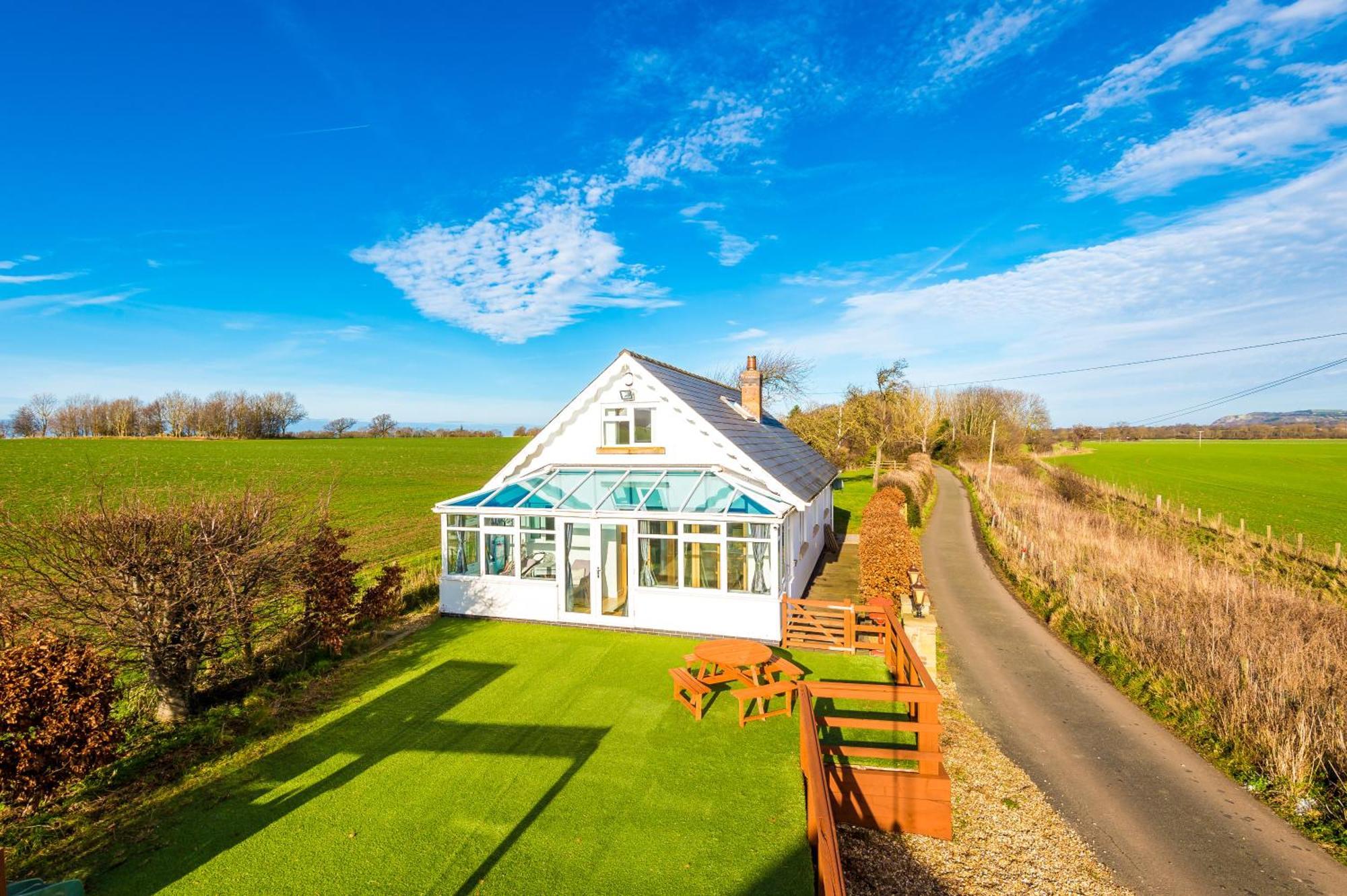 "Woodlands" By Greenstay Serviced Accommodation - Luxury 3 Bed Cottage In North Wales With Stunning Countryside Views & Parking - Close To Glan Clwyd Hospital - The Perfect Choice For Contractors, Business Travellers, Families And Groups Bodelwyddan エクステリア 写真